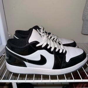 Nike Jordans low Men's Classic Black and White Sneakers